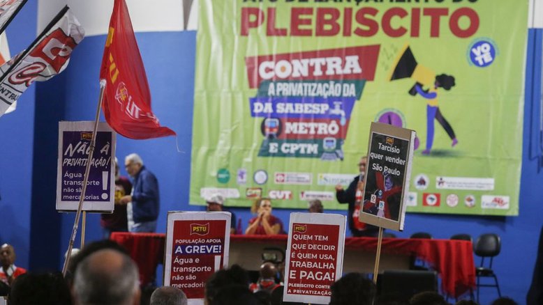 Metroviários, ferroviários e trabalhadores da Sabesp durante assembleia para organizar greve unificada, na Quadra dos Bancários