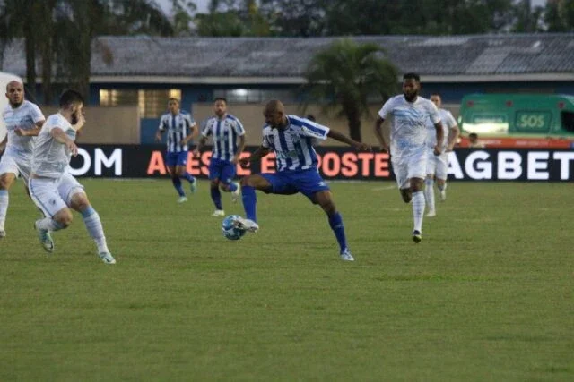 Goleiro falha e Avaí busca empate com Londrina em duelo direto contra a queda na Série B