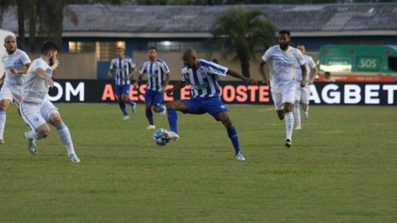 Goleiro falha e Avaí busca empate com Londrina em duelo direto contra a queda na Série B