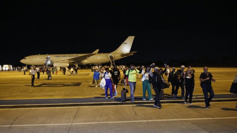 Repatriados manifestam alívio ao pisar em solo brasileiro
