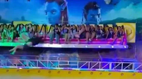 Vídeo: adolescente é arremessada de brinquedo em parque de diversões na Tailândia