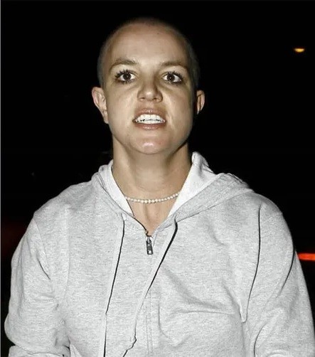 Britney Spears revela motivo para raspar a cabeça durante surto em 2007