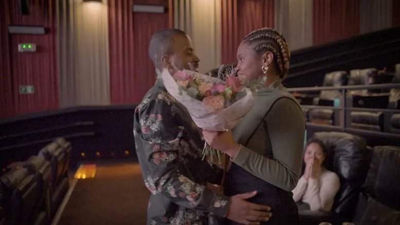 Homem faz paródia de 'Todo Mundo Odeia o Chris' para pedir namorada em casamento dentro de cinema