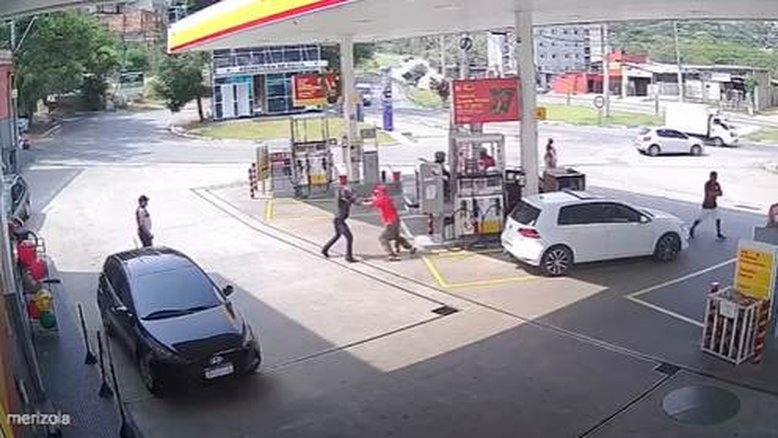 Vídeo registra momento em que ladrão apanha de frentista durante assalto