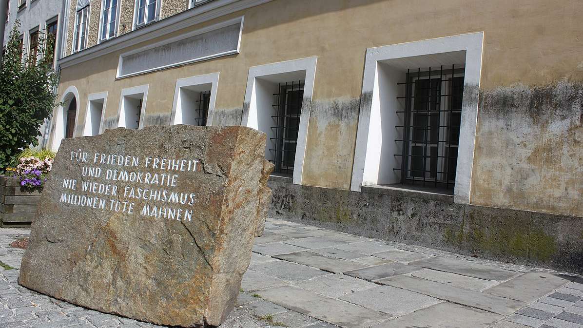 Casa onde Hitler nasceu; pedra na entrada traz a seguinte frase_ Para paz, liberdade e democracia, fascismo nunca mais; milhões de mortos nos lembram'