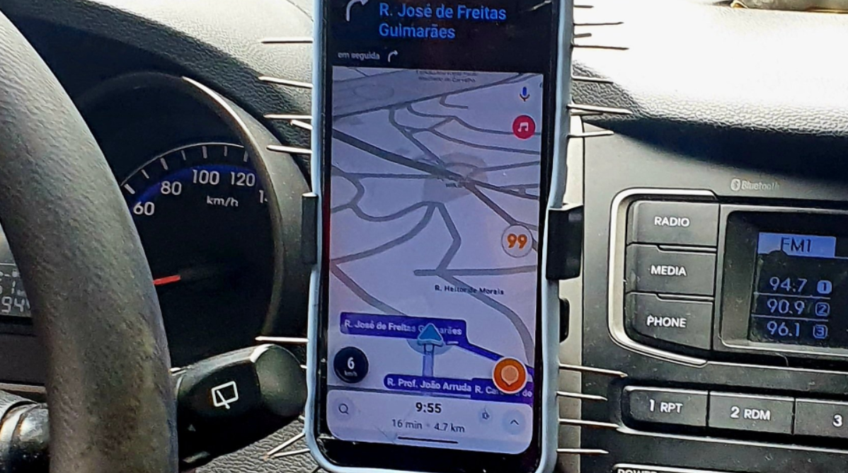 Imagem de motorista de aplicativo que usa pregos na capa do celular para evitar furtos viraliza nas redes sociais