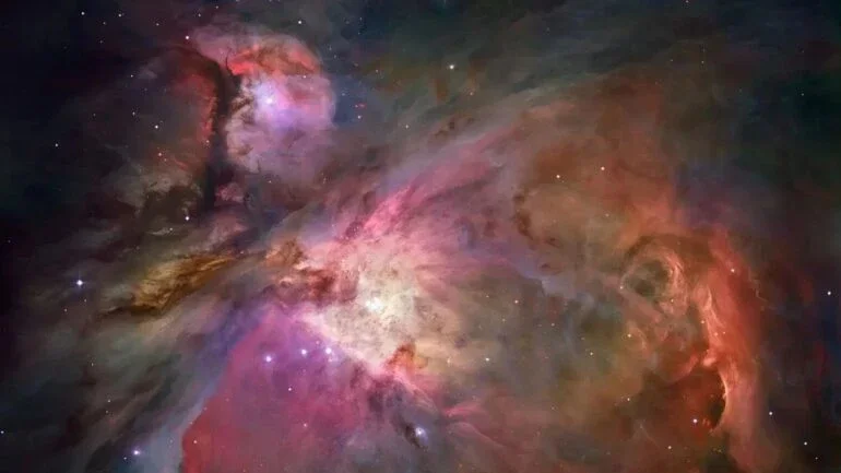 Considerado o fogo cósmico da criação pelos antigos povos maias, na América Central, M42 brilha intensamente na Constelação de Órion. Popularmente chamada de Nebulosa de Órion, este berçário estelar é conhecido por muitas culturas diferentes ao longo da história da humanidade. A nebulosa está a apenas 1,5 mil anos-luz de distância, tornando-a a região de formação estelar mais próxima da Terra. Devido ao seu brilho e localização proeminente, logo abaixo do cinturão de Orion, M42 pode ser vista a olho nu