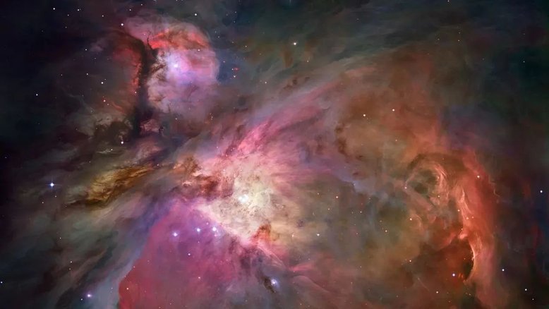 Considerado o fogo cósmico da criação pelos antigos povos maias, na América Central, M42 brilha intensamente na Constelação de Órion. Popularmente chamada de Nebulosa de Órion, este berçário estelar é conhecido por muitas culturas diferentes ao longo da história da humanidade. A nebulosa está a apenas 1,5 mil anos-luz de distância, tornando-a a região de formação estelar mais próxima da Terra. Devido ao seu brilho e localização proeminente, logo abaixo do cinturão de Orion, M42 pode ser vista a olho nu