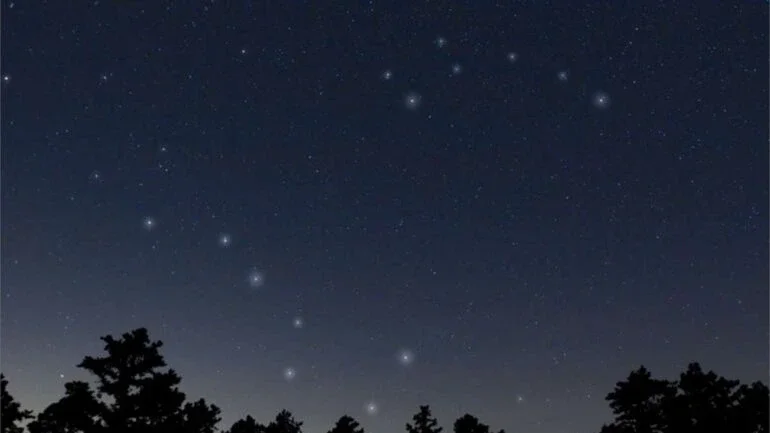 Próximo ao horizonte, vê-se nesta imagem uma das configurações de estrelas mais reconhecidas no céu do Norte: a Constelação da Ursa Maior. Cinco das estrelas da Ursa Maior estão, de fato, próximas umas das outras no espaço e provavelmente foram formadas quase ao mesmo tempo. Traçando-se uma reta ascendente, a partir das duas estrelas mais à direita da Ursa Maior levará uma delas à Polaris, a Estrela do Norte, que faz parte da Constelação da Ursa Menor. Movimentos estelares relativos farão com que a Ursa Maior mude lentamente a sua configuração aparente ao longo dos próximos 100 mil anos