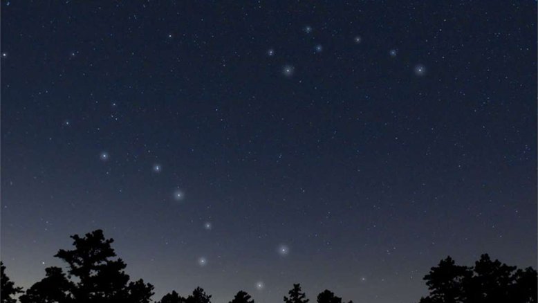 Próximo ao horizonte, vê-se nesta imagem uma das configurações de estrelas mais reconhecidas no céu do Norte: a Constelação da Ursa Maior. Cinco das estrelas da Ursa Maior estão, de fato, próximas umas das outras no espaço e provavelmente foram formadas quase ao mesmo tempo. Traçando-se uma reta ascendente, a partir das duas estrelas mais à direita da Ursa Maior levará uma delas à Polaris, a Estrela do Norte, que faz parte da Constelação da Ursa Menor. Movimentos estelares relativos farão com que a Ursa Maior mude lentamente a sua configuração aparente ao longo dos próximos 100 mil anos