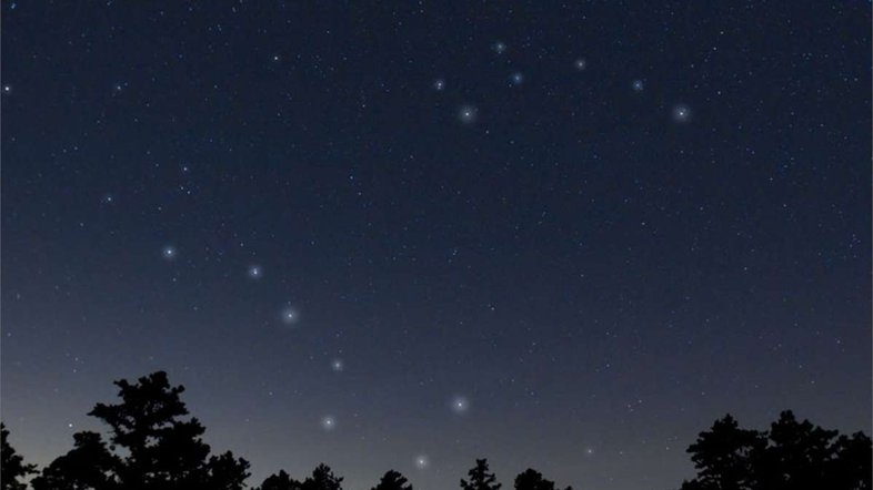 Próximo ao horizonte, vê-se nesta imagem uma das configurações de estrelas mais reconhecidas no céu do Norte: a Constelação da Ursa Maior. Cinco das estrelas da Ursa Maior estão, de fato, próximas umas das outras no espaço e provavelmente foram formadas quase ao mesmo tempo. Traçando-se uma reta ascendente, a partir das duas estrelas mais à direita da Ursa Maior levará uma delas à Polaris, a Estrela do Norte, que faz parte da Constelação da Ursa Menor. Movimentos estelares relativos farão com que a Ursa Maior mude lentamente a sua configuração aparente ao longo dos próximos 100 mil anos
