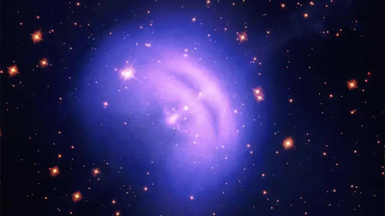 Há cerca de 10 mil anos, a luz da explosão de uma estrela gigante na Constelação da Vela chegou à Terra. Esta supernova deixou para trás um objeto denso chamado pulsar, que parece brilhar regularmente à medida que gira, como um farol cósmico. Da superfície deste pulsar emergem ventos de partículas que viajam perto da velocidade da luz, criando uma mistura caótica de partículas carregadas e campos magnéticos que colidem com o gás circundante. Este fenômeno é chamado de nebulosa de vento de pulsar. Nesta imagem composta, estão combinados dados de raios-X e luz visível
