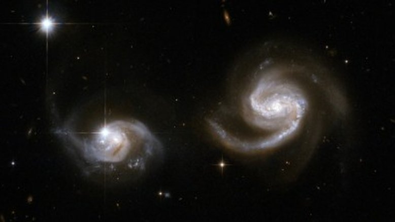 Nesta imagem, vê-se o par de galáxias espirais em interação, com braços giratórios, formado por LEDA 62867 (ou UGC 11415), à esquerda, e NGC 6786, à direita, que provavelmente engolirá a sua vizinha de menores dimensões. Já existe uma perturbação visível em ambos os componentes galácticos, que receberam o número 538, no Catálogo de Pares de Galáxias de Karachentsev. Uma supernova foi identificada na espiral maior, em 2004. NGC 6786 está localizada na Constelação de Draco (“O Dragão”), a cerca de 350 milhões de anos-luz de distância