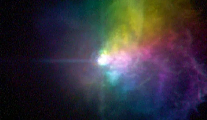VY Canis Majoris é uma das maiores estrelas conhecidas até o momento. Localizada a cerca de 3,5 mil anos-luz de distância, ela fica na direção da Constelação do Cão Maior. O diâmetro desta hipergigante vermelha é cerca de 1,4 mil vezes maior que o do Sol. Devido ao seu tamanho, ela está se devorando, consumindo seu combustível de forma acelerada. Ela libera a mesma quantidade de energia, em segundos, que o nosso Sol, em um ano. Como as hipergigantes vermelhas são muito ativas, o seu tempo de vida é medido em milhões de anos. Em comparação, o tempo de vida de estrelas como o Sol é medido em bilhões de anos