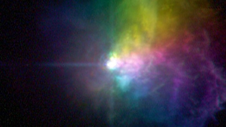 VY Canis Majoris é uma das maiores estrelas conhecidas até o momento. Localizada a cerca de 3,5 mil anos-luz de distância, ela fica na direção da Constelação do Cão Maior. O diâmetro desta hipergigante vermelha é cerca de 1,4 mil vezes maior que o do Sol. Devido ao seu tamanho, ela está se devorando, consumindo seu combustível de forma acelerada. Ela libera a mesma quantidade de energia, em segundos, que o nosso Sol, em um ano. Como as hipergigantes vermelhas são muito ativas, o seu tempo de vida é medido em milhões de anos. Em comparação, o tempo de vida de estrelas como o Sol é medido em bilhões de anos