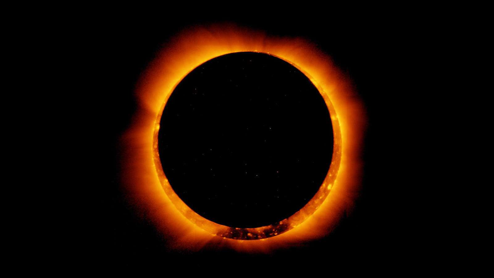 Nesta imagem, vê-se o registro, feito pelo satélite Hinode, do Eclipse Solar Anular de 4 de janeiro de 2017. Eclipses solares ocorrem quando o Sol, a Lua e a Terra se alinham. Para que isso aconteça, a Lua precisa estar na fase de Lua Nova - que é quando a órbita da Lua a coloca entre a Terra e o Sol - durante as temporadas de eclipses, que duram cerca de 34 dias e ocorrem a cada seis meses. Uma temporada de eclipses é o período de tempo em que o Sol, a Lua e a Terra podem se alinhar no mesmo plano da orbital. Um eclipse solar anular ocorre quando o Sol, a Lua e a Terra estão devidamente alinhados, mas a Lua está mais distante em sua órbita, não cobrindo completamente o disco solar. Eclipses solares também proporcionam grandes oportunidades para a ciência, pois facilitam medições da radiação solar e da estrutura do Sol