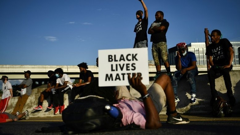 Júri dos EUA declara culpado policial branco pela morte de jovem negro