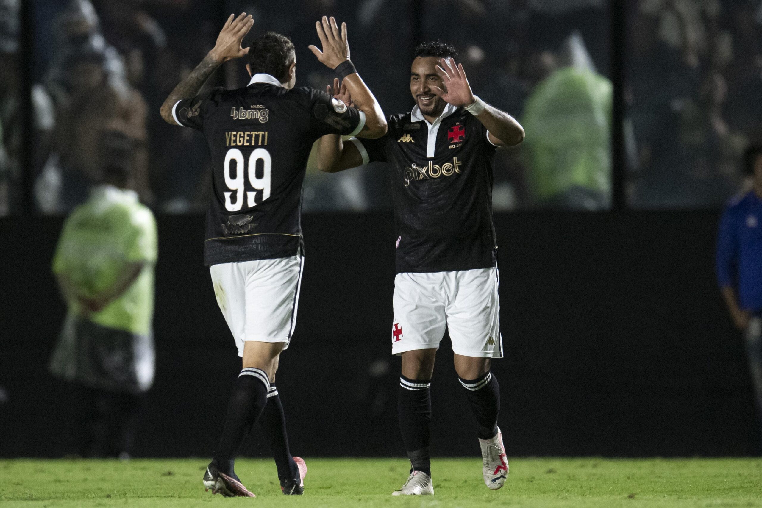 Com gol de Payet, Vasco derrota o Fortaleza e joga o Santos para a zona do rebaixamento
