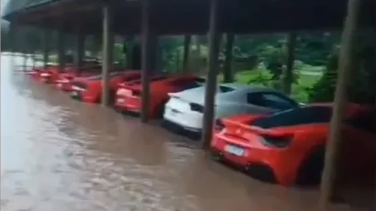 Ferraris ficaram ilhadas durante as fortes chuvas que alagaram o estacionamento do evento Ferrari Owner’s Club Stradalle 2023