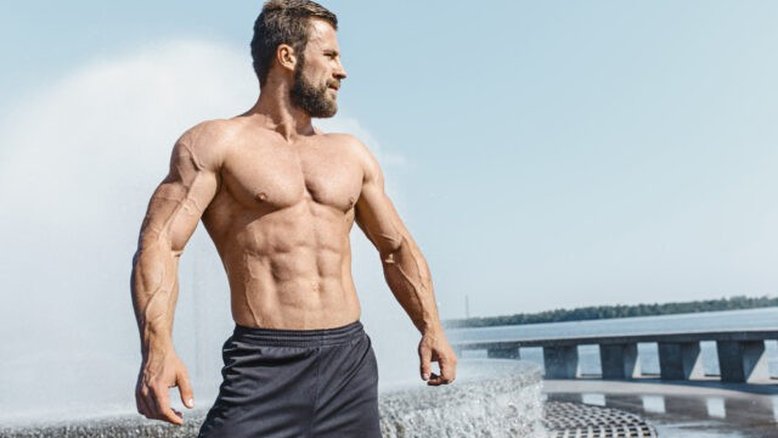 As mulheres preferem aventuras com homens mais musculosos, mas não casamento, diz estudo