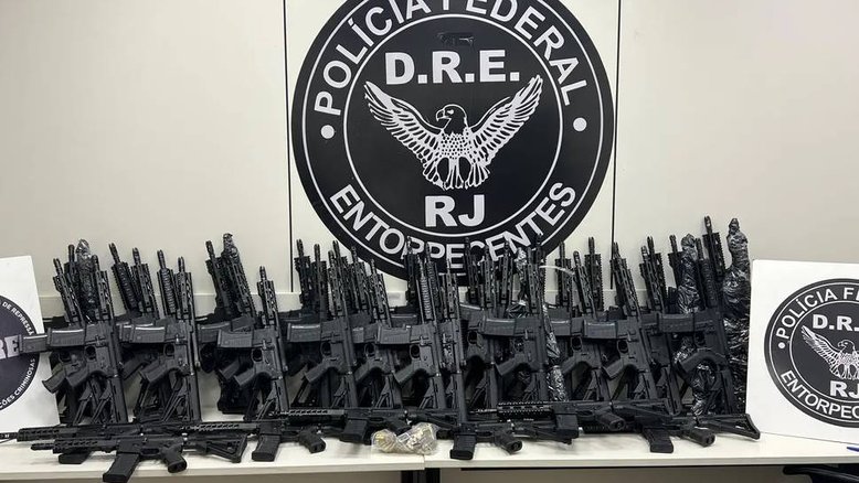 Polícia Federal apreende 47 fuzis em mansão no Rio