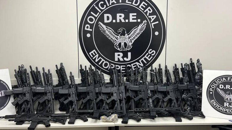 Polícia Federal apreende 47 fuzis em mansão no Rio