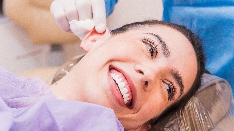 Influencer Gabi Brandt realiza procedimento estético nas orelhas