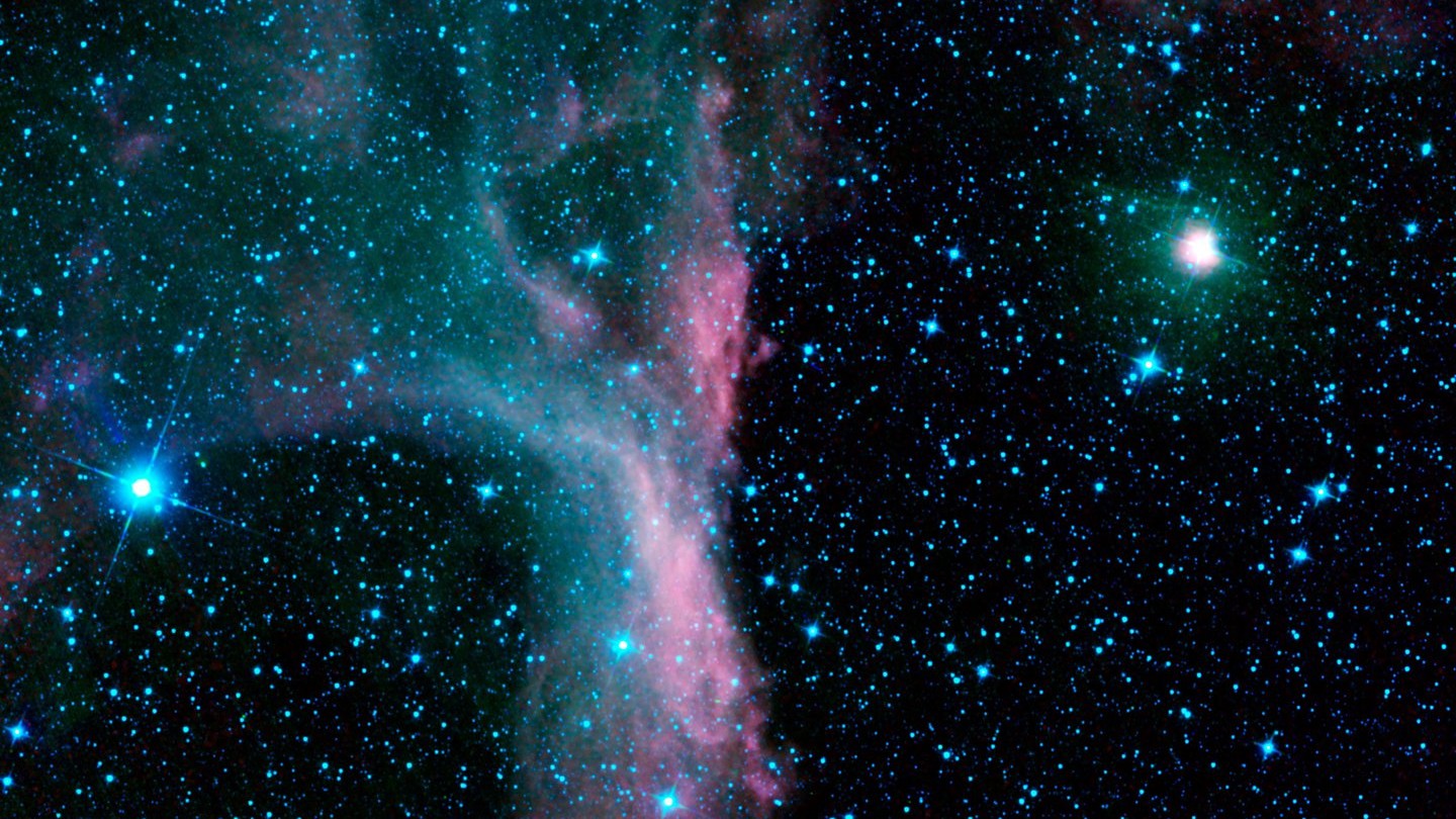 Próxima às garras do animal peçonhento representado na Constelação do Escorpião, a nebulosa de reflexão DG 129 é uma nuvem de gás e poeira que reflete a luz de estrelas próximas. A estrela brilhante, à direita, com uma névoa esverdeada, é Pi Scorpii. Ela sinaliza também uma das garras do escorpião. Na verdade, ela é um sistema estelar triplo, localizado a cerca de 500 anos-luz de distância. As cores nesta imagem representam diferentes comprimentos de onda de luz infravermelha