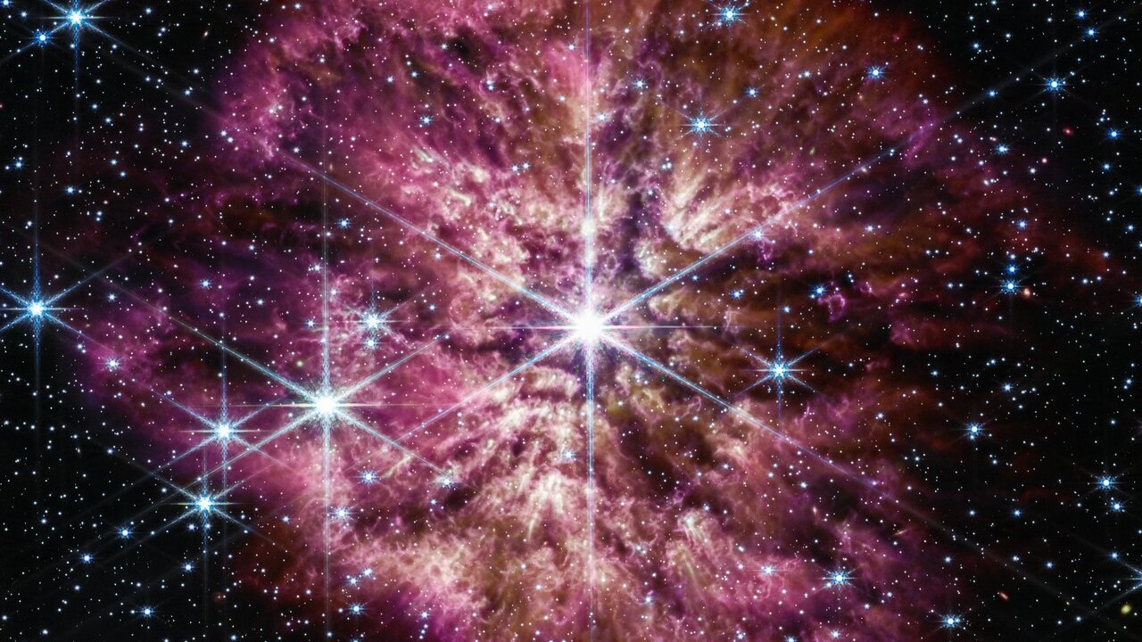 Estrelas do tipo Wolf-Rayet estão entre as mais luminosas e massivas ​​conhecidas. Esta imagem, uma das primeiras feitas pelo Telescópio Espacial James Webb, em junho de 2022, mostra WR 124. A estrela está a cerca de 15 mil anos-luz de distância, na Constelação de Sagitário. Estrelas muito massivas passam por diversas fases em seus ciclos de vida, mas apenas algumas têm uma breve fase Wolf-Rayet, antes de colapsaram em uma supernova.  As estrelas Wolf-Rayet estão em processo de eliminação de suas camadas externas, exibindo halos de gás e poeira muito característicos. WR 124 tem 30 vezes a massa do Sol e já derramou material equivalente a 10 sóis até o momento À medida que o gás ejetado se afasta da estrela e esfria, a poeira cósmica se forma e brilha na luz infravermelha detectável por Webb