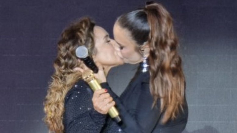 Ivete Sangalo beija Daniela Mercury em show