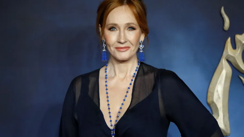 JK Rowling diz que "aceitaria feliz" ser presa por comentários transfóbicos