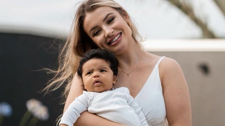 Julia Schiavi posa com o filho Pedro