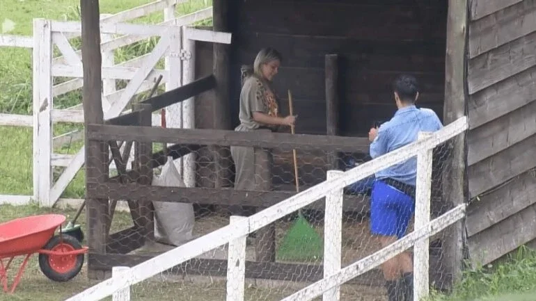 A Fazenda 15: Kally diz não conseguir fazer cocô há um mês