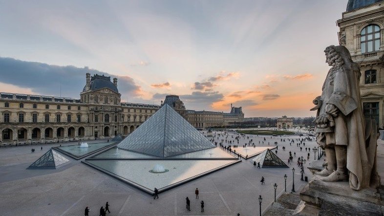 Museu do Louvre e Palácio de Versalhes são evacuados após ameaça