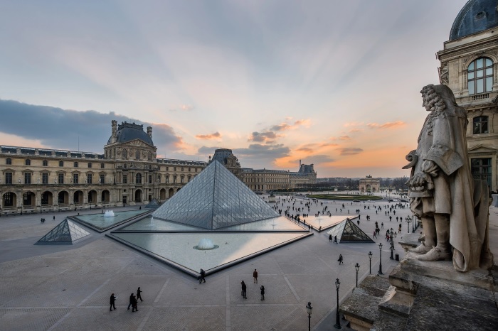 Museu do Louvre e Palácio de Versalhes são evacuados após ameaça