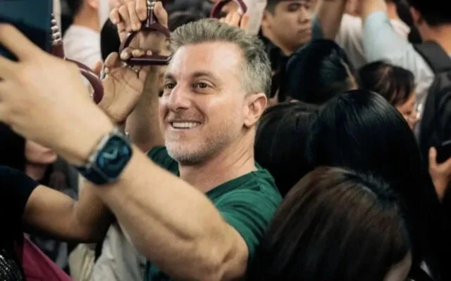 Luciano Huck anda em metrô lotado na China: 