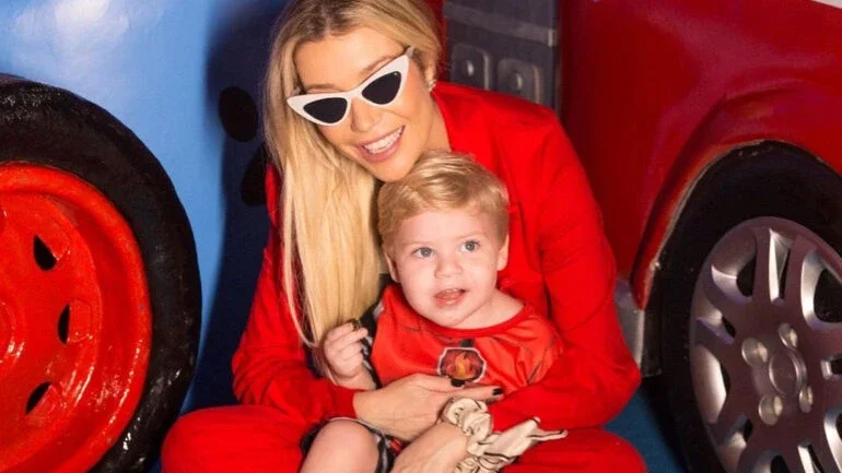 Luiza Possi posa com o filho Matteo