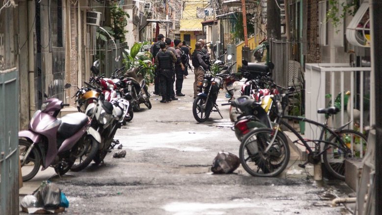 Invasão de domicílio, agressão e morte: ONG denuncia saldo de operações policiais na Maré, no Rio