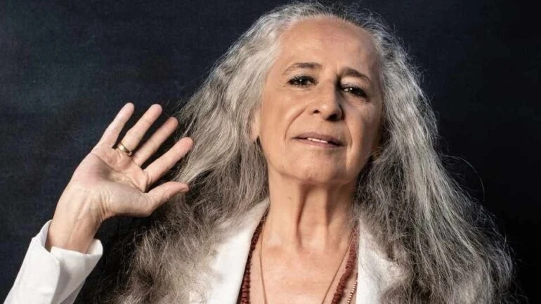 Ao fazer revelações sobre ficar com homem e mulher, Bethânia já namorou cantor famoso e mãe de ator