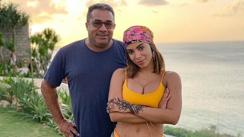 Pai de Anitta compara Lula e Bolsonaro em post: 'É fácil dizer que não existiu ditadura'