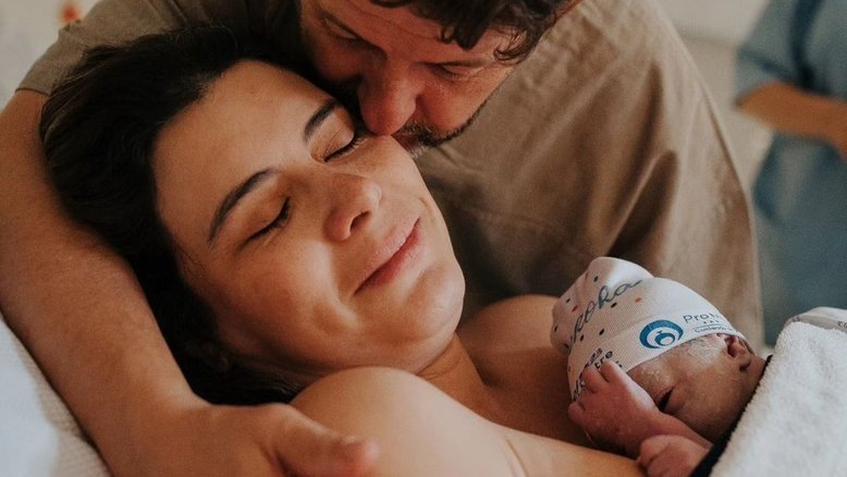 Michelle Loreto posa com o namorado e a filha
