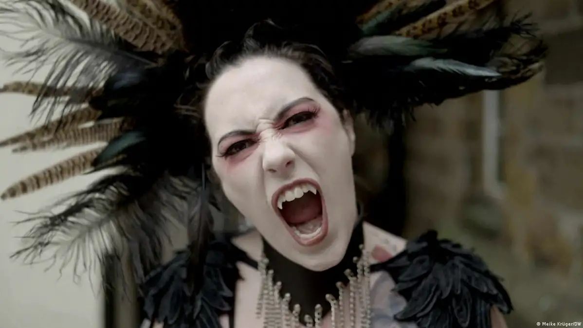 Mulher caracterizada como vampira durante festival na cidade inglesa de Whitby