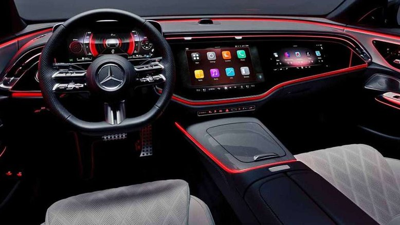 Novo Mercedes-Benz Classe E tem câmera de selfie e TikTok no painel