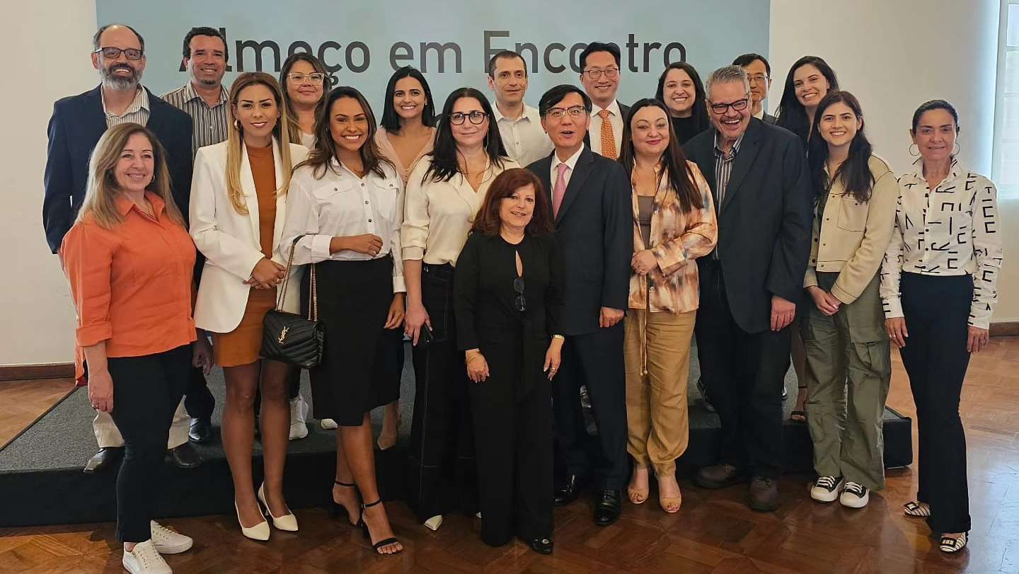 O embaixador coreano no Brasil, Lim Ki-mo, recebe jornalistas na Casa de Portugal, em São Paulo