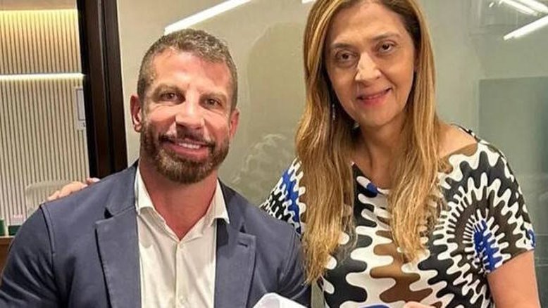 Pedrinho dá camisa do Vasco para Leila e torcida do Palmeiras reage: 'Leva ela embora'