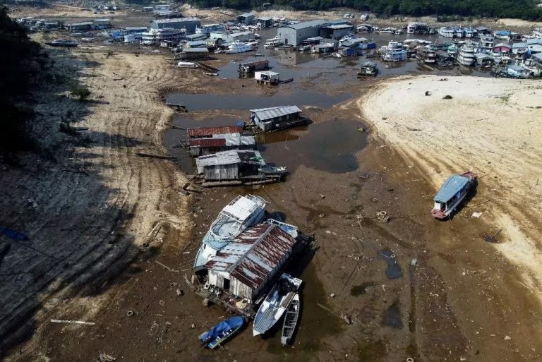 No Amazonas, Rio Negro bate nível recorde de seca ao atingir 13,59 metros