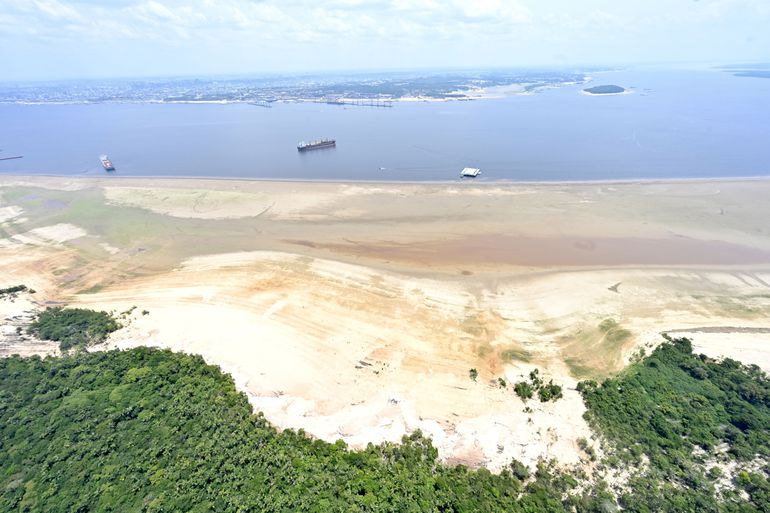 Com seca no Amazonas, navios deixam de levar cargas a Manaus e fábricas podem parar