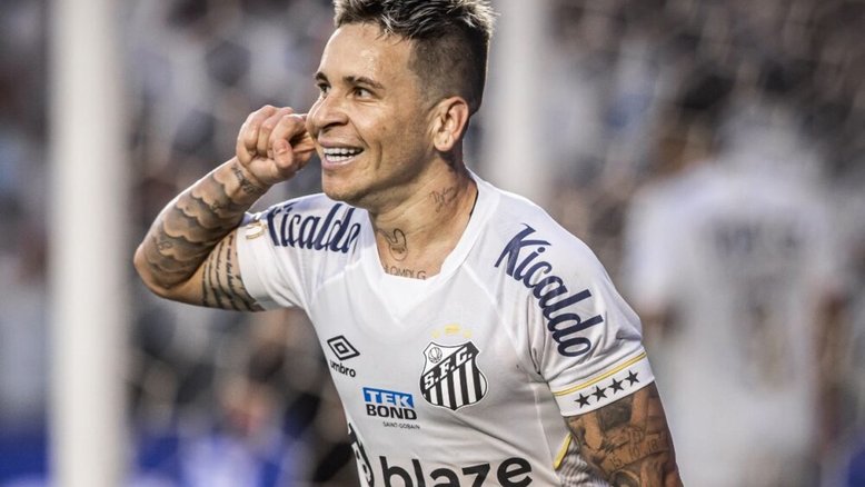 Santos vence o Flamengo de virada e se afasta da zona de rebaixamento do Brasileirão