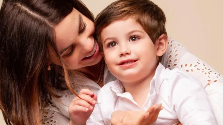 Sthefany Brito e o filho Enrico