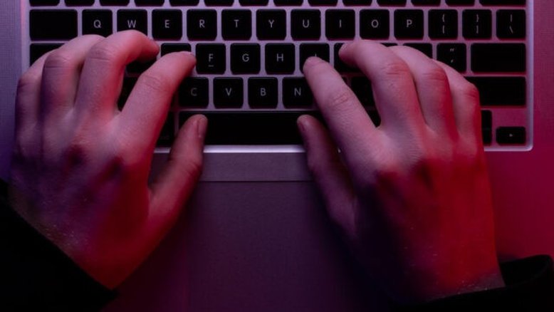 Viciado em porno? Psicólogos revelam sinais a serem observados